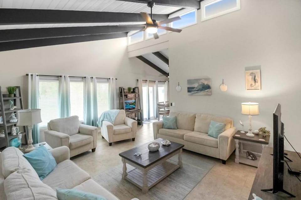 TV and multimedia, Living room, Seating area, Evening entertainment