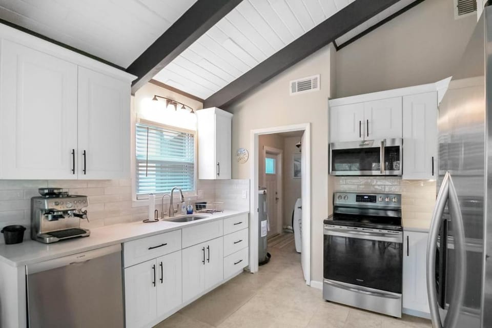 Kitchen or kitchenette, dishwasher, oven