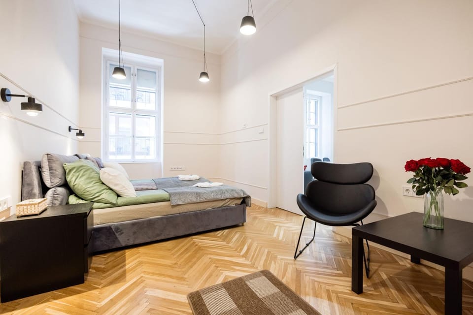 Bed, Photo of the whole room, Seating area, Bedroom