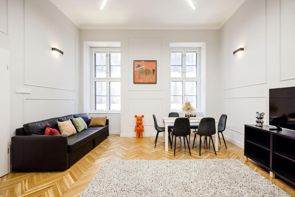 Bed, TV and multimedia, Living room, Photo of the whole room, Seating area, Dining area