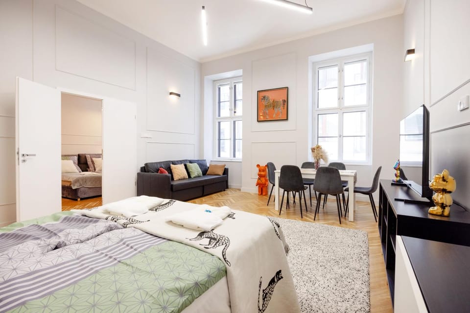 Bed, TV and multimedia, Living room, Photo of the whole room, Seating area