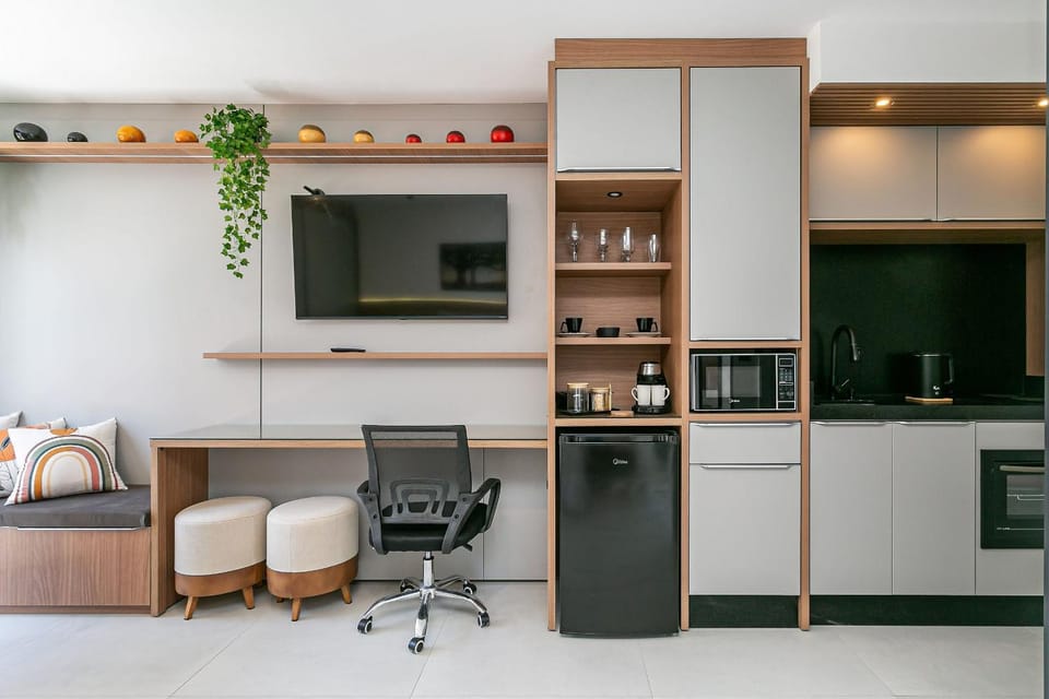 Coffee/tea facilities, Kitchen or kitchenette, oven, stove