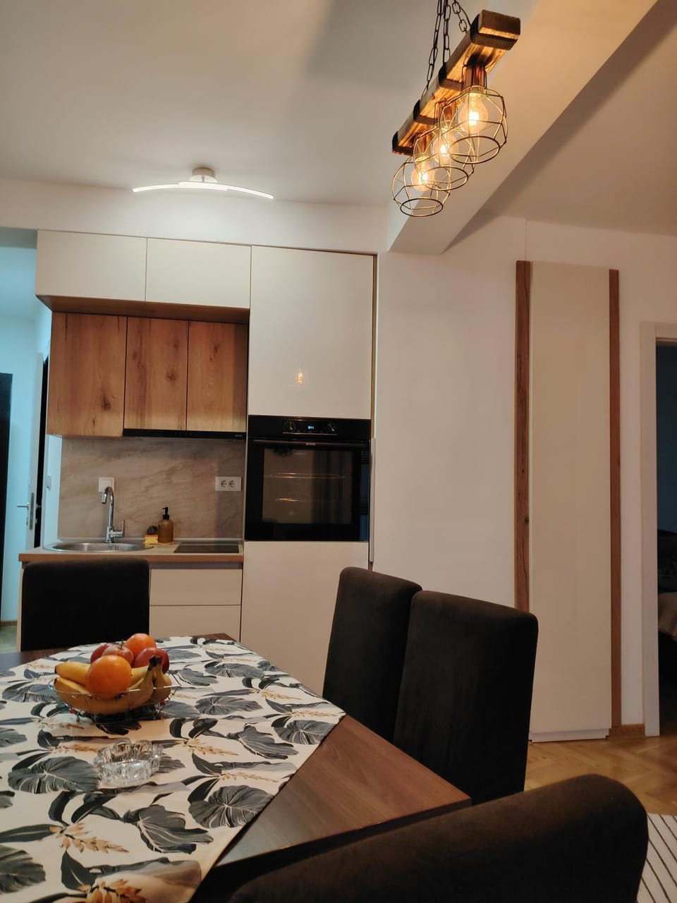 Kitchen or kitchenette, Dining area, minibar, stove