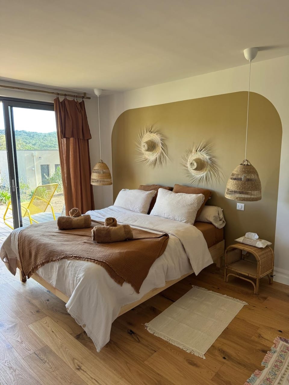 Bed, Photo of the whole room, Seating area, Bedroom, towels