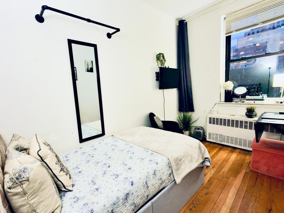 UES Manhattan ROOM #1 In Shared Apartment Vacation rental in Roosevelt Island