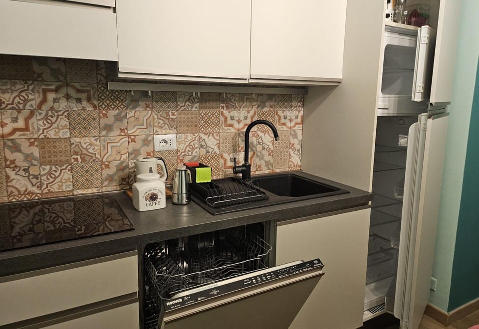 Coffee/tea facilities, Kitchen or kitchenette, dishwasher, stove