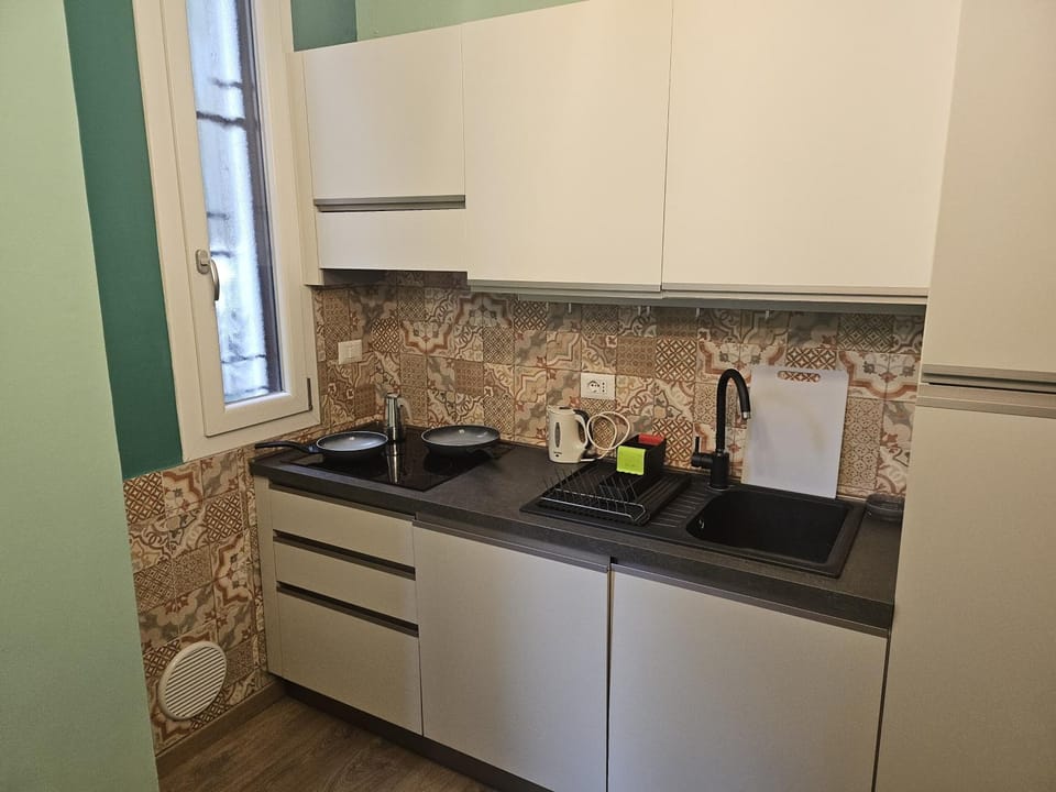 Coffee/tea facilities, Kitchen or kitchenette, stove