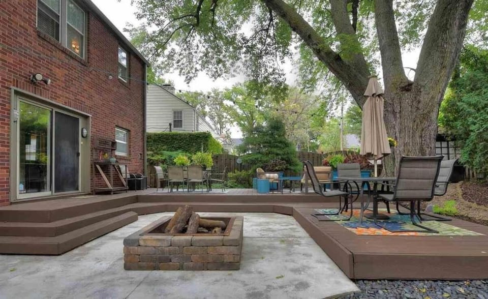 Peaceful Hillside Retreat Firepit & Spacious Yard House in Omaha