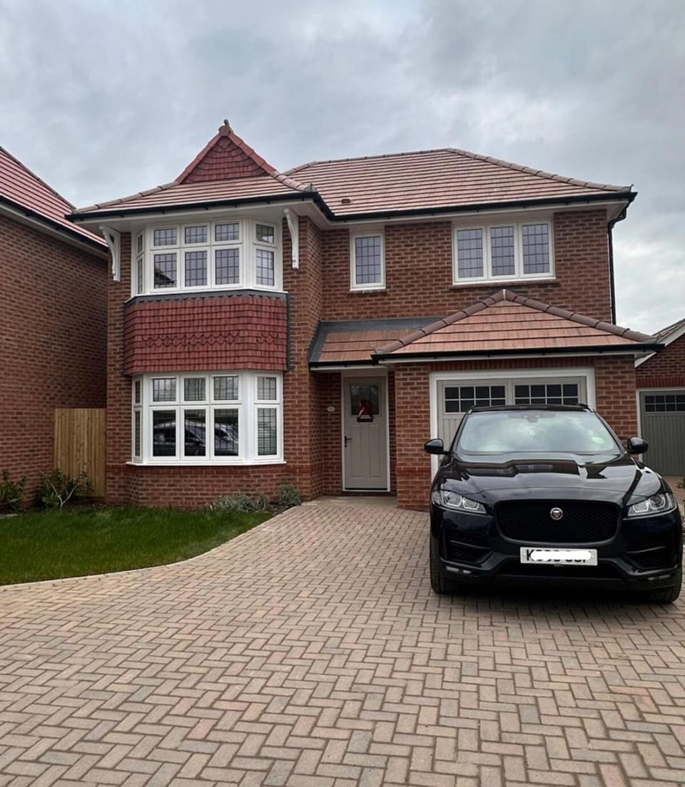 3 bed 3 en-suite - HOT TUB! House in Chichester