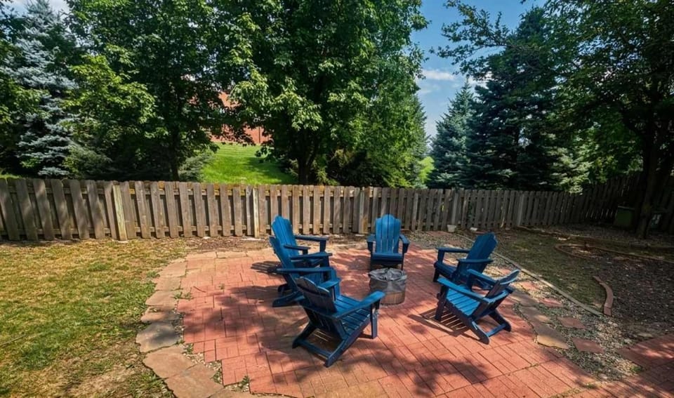 Cozy & Elegant Gem Fenced Yard BBQ & Games House in Omaha