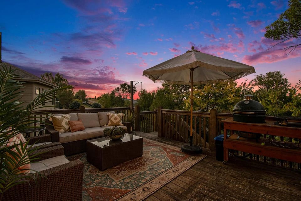 Stunning 5BR Villa Large Hot Tub & Scenic Yard House in Omaha