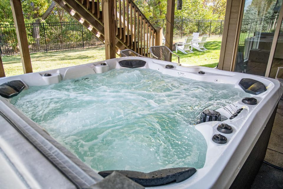 Stunning 5BR Villa Large Hot Tub & Scenic Yard House in Omaha