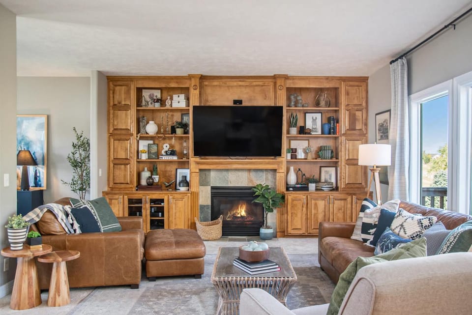 Stunning 5BR Villa Large Hot Tub & Scenic Yard House in Omaha