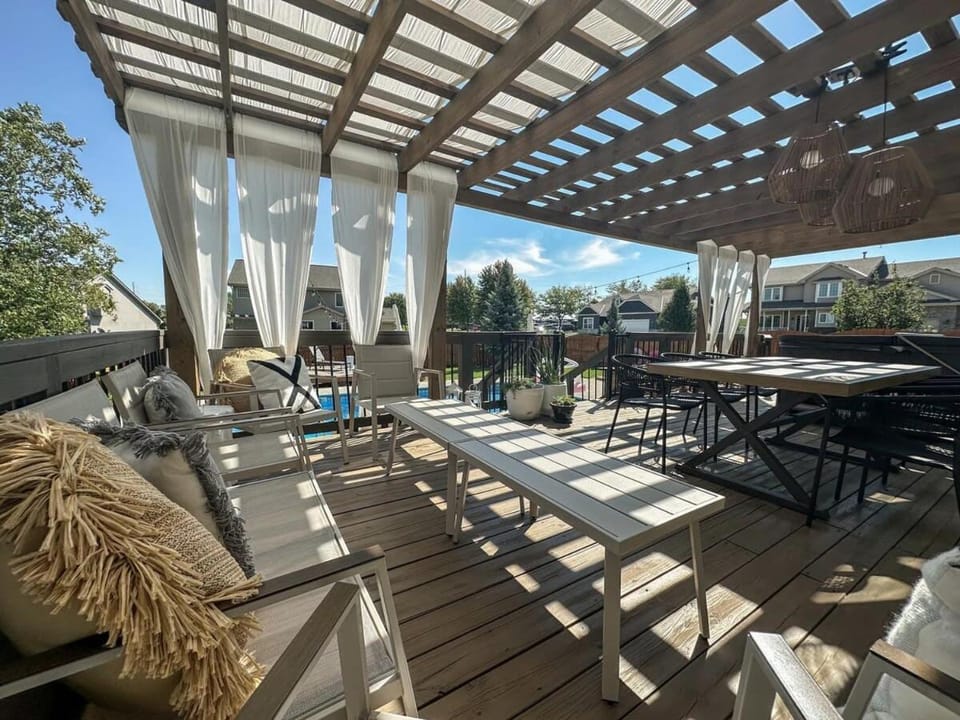 Relax in Style 5BR Home Hot Tub & Games House in Omaha