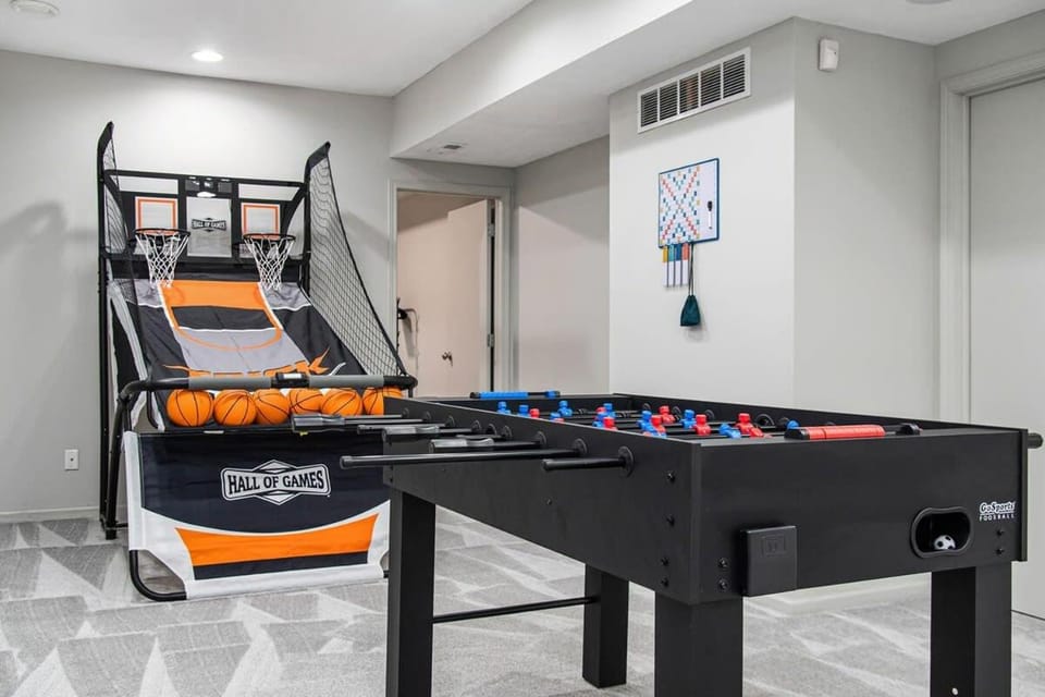 Relax in Style 5BR Home Hot Tub & Games House in Omaha