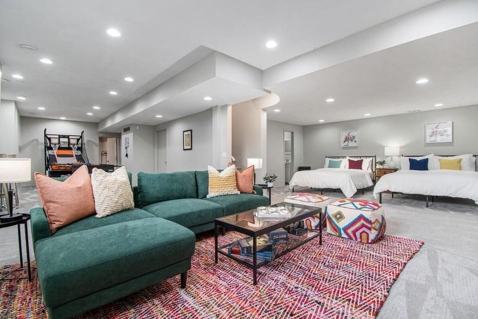 Relax in Style 5BR Home Hot Tub & Games House in Omaha
