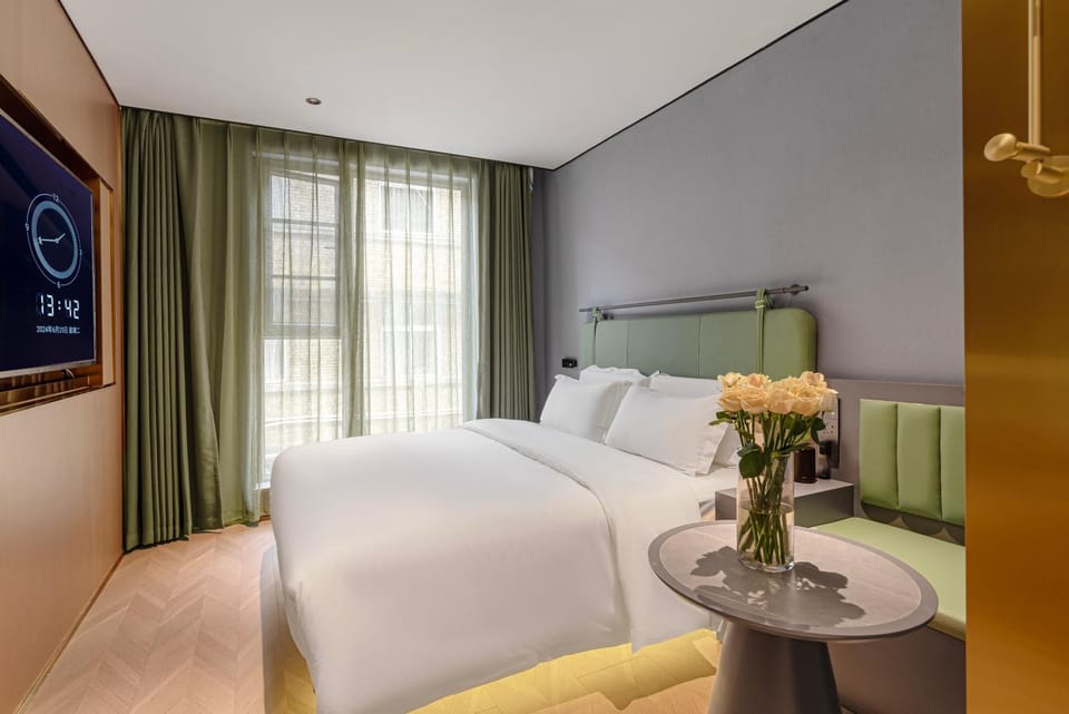 Bed, TV and multimedia, Photo of the whole room, Bedroom