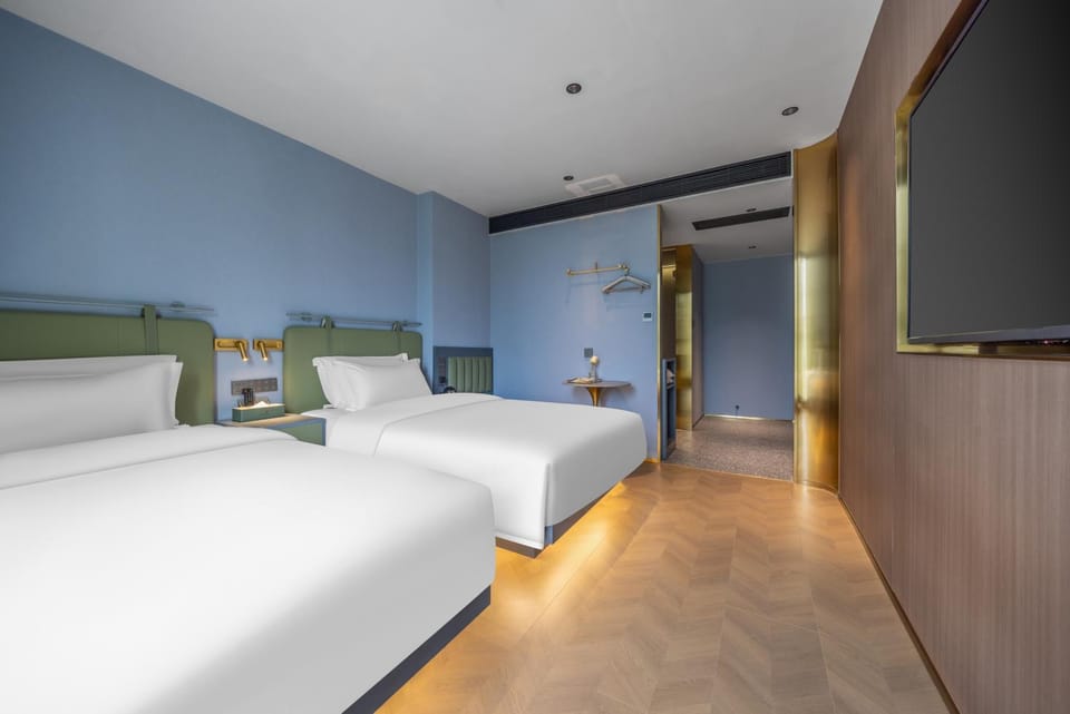 Bed, TV and multimedia, Photo of the whole room, Bedroom
