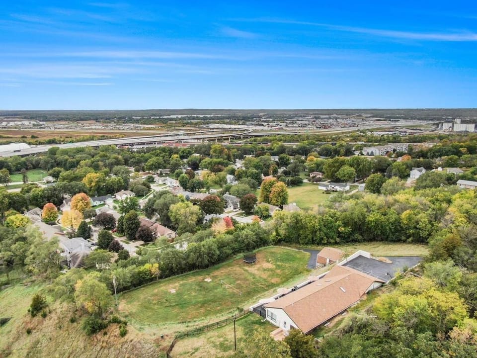 Majestic VIEWS FunAmenities & Best for Huge Group House in Council Bluffs