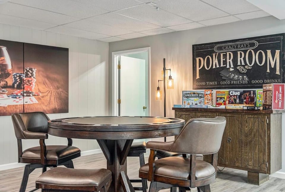 Majestic VIEWS FunAmenities & Best for Huge Group House in Council Bluffs