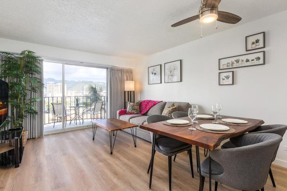 01 FREE Parking 10 min beach 2br-Waikiki Ala Moana Apartment in McCully-Moiliili