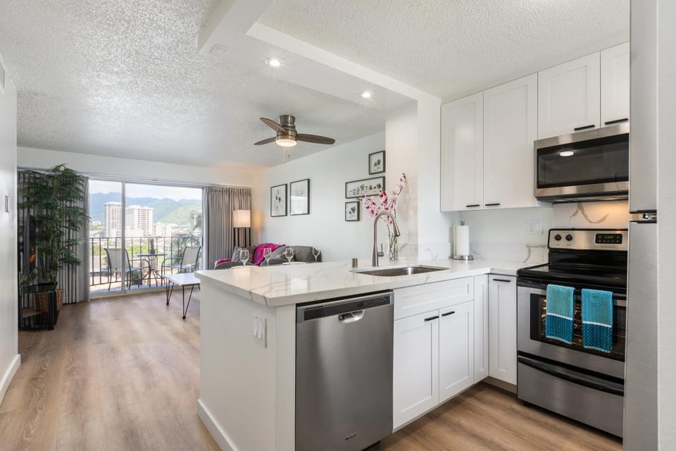 01 FREE Parking 10 min beach 2br-Waikiki Ala Moana Apartment in McCully-Moiliili