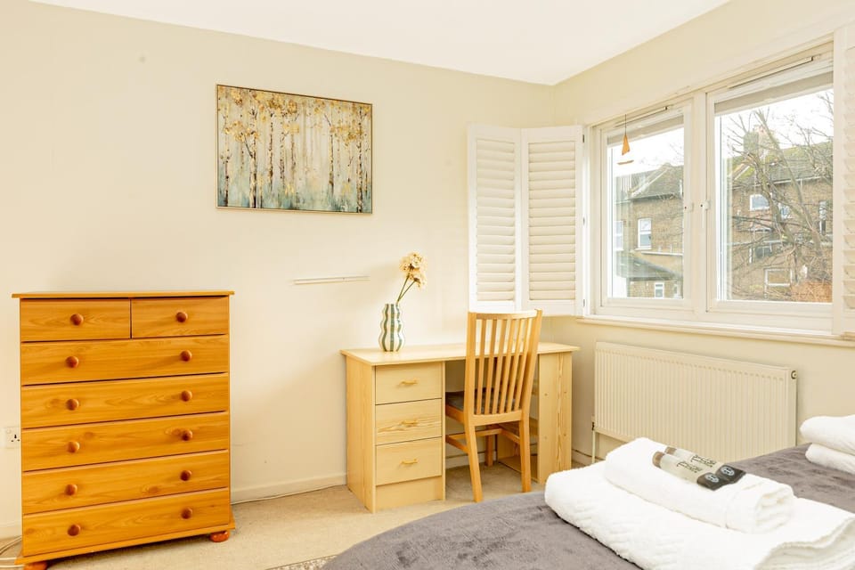 Unique 2BR Duplex, Garden & Parking, 7min Woodgreen St Apartment in London