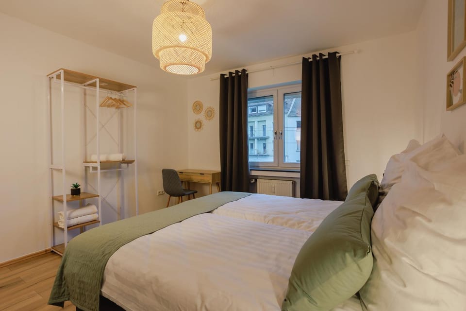 Bed, Photo of the whole room, Decorative detail, Bedroom, Time of day, Family, Family, furniture, internet, internet, towels, wardrobe