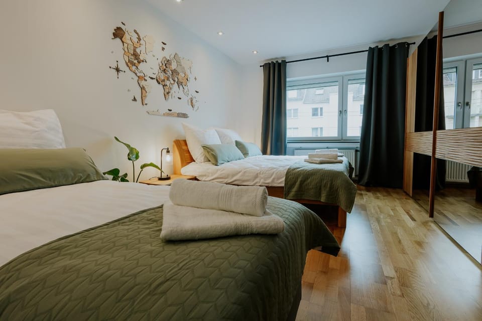 Bed, Day, Photo of the whole room, Decorative detail, Decorative detail, Bedroom, Time of day, Family, Family, furniture, towels