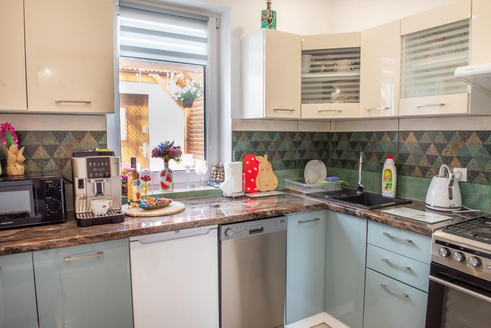 Coffee/tea facilities, Kitchen or kitchenette, dishwasher, oven, pet friendly, stove, toaster