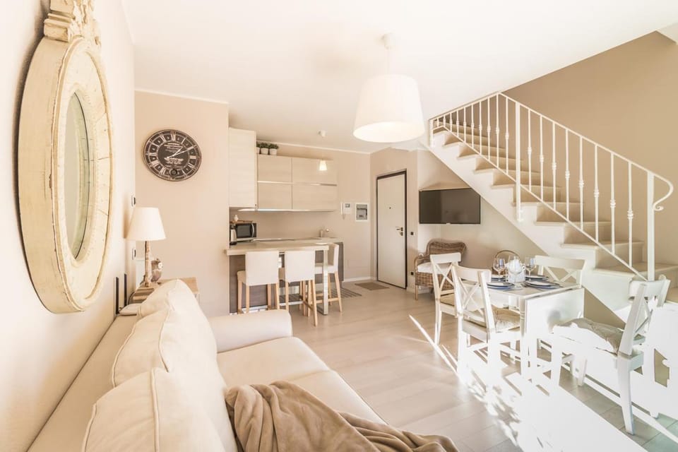 TV and multimedia, Kitchen or kitchenette, Living room, Seating area, Dining area