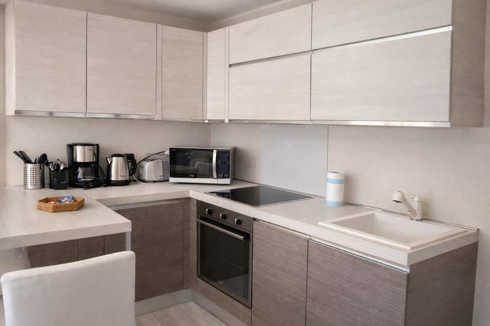 Coffee/tea facilities, Kitchen or kitchenette, dishwasher, stove, toaster