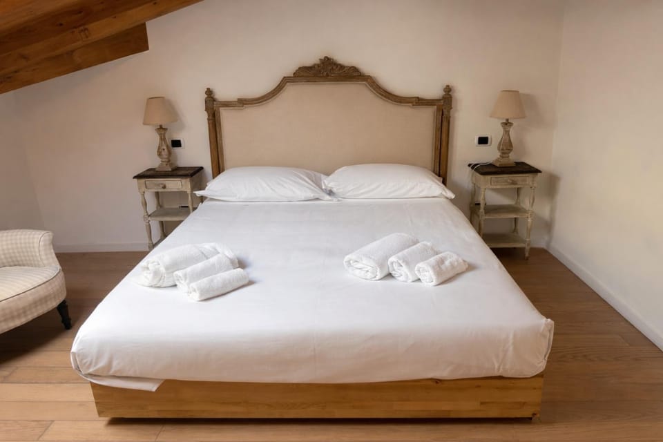 Bed, Photo of the whole room, Bedroom, towels