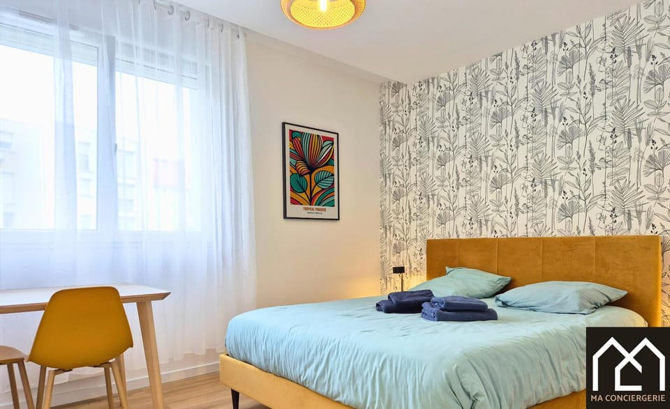 Bed, Bedroom, towels
