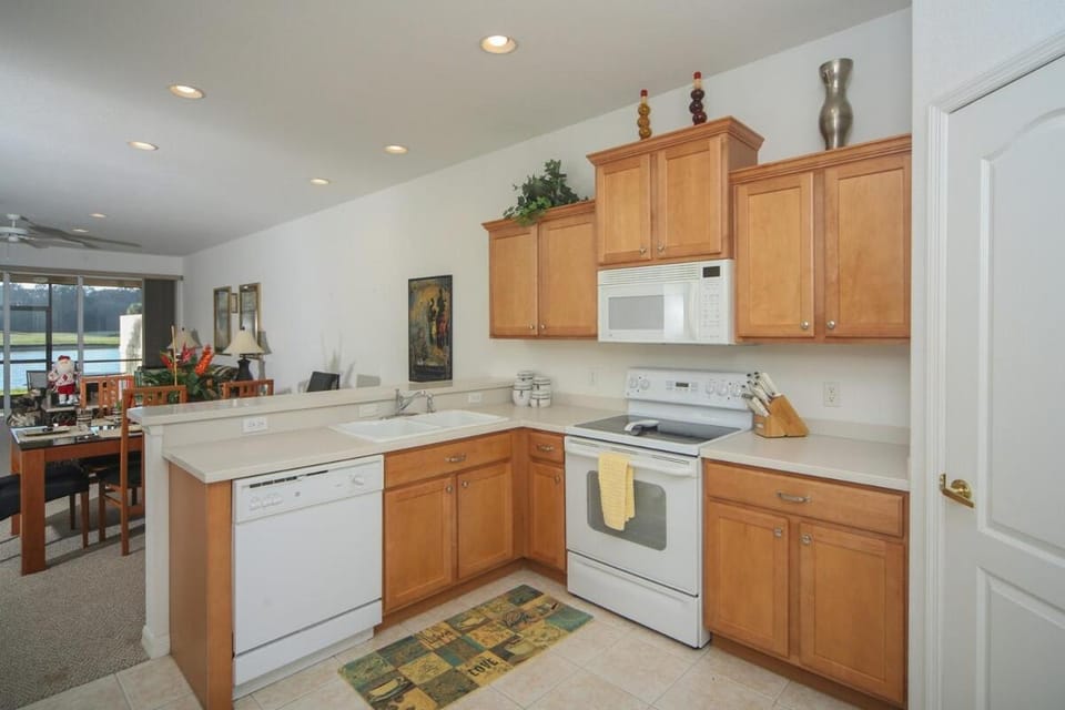Kitchen or kitchenette, dishwasher, oven