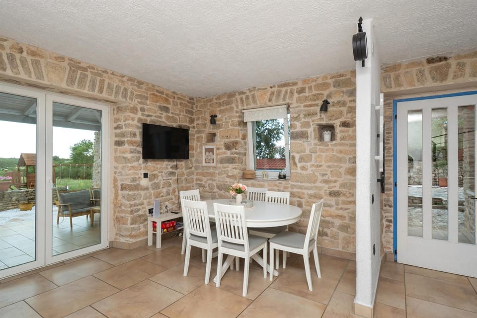 TV and multimedia, Dining area