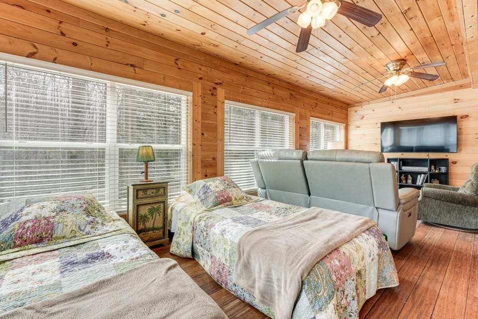 7 Mi to Lake Chatuge: Creekside Cabin w/ Decks! Cabin in Shooting Creek