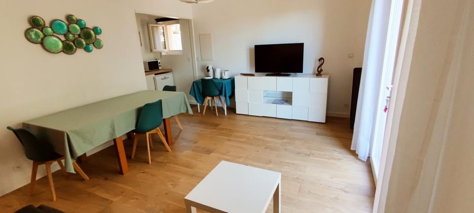 TV and multimedia, Living room, Dining area