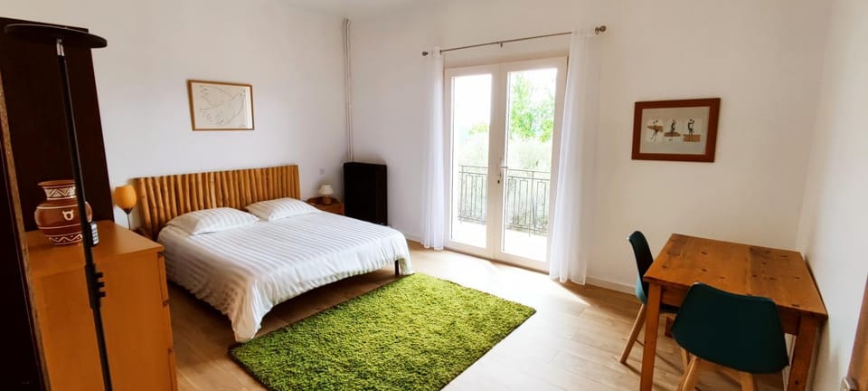 Photo of the whole room, Seating area, Bedroom