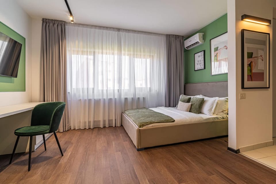 Bed, TV and multimedia, Photo of the whole room, Seating area, Bedroom