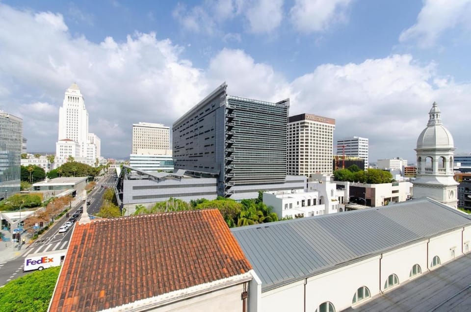 Adorable 2bed Apt Balcony & Rooftop Pool D Apartment in Los Angeles