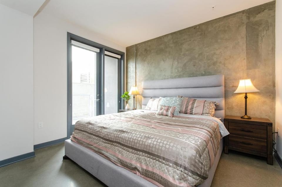 Adorable 2bed Apt Balcony & Rooftop Pool D Apartment in Los Angeles