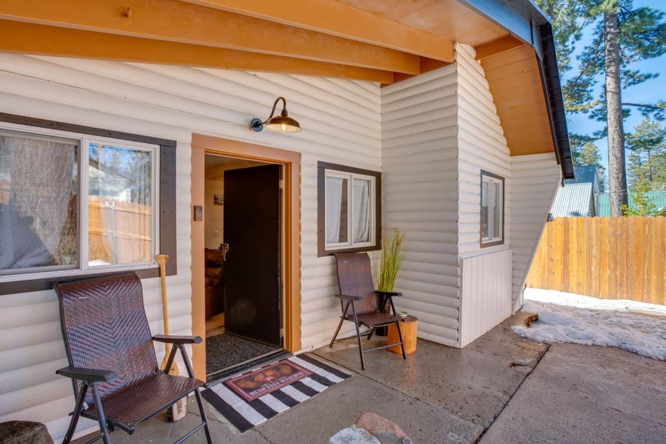 Walk to Beach: Dog-Friendly Cabin in Glenbrook! Cabin in Lincoln Park