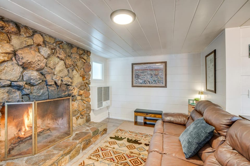 Walk to Beach: Dog-Friendly Cabin in Glenbrook! Cabin in Lincoln Park