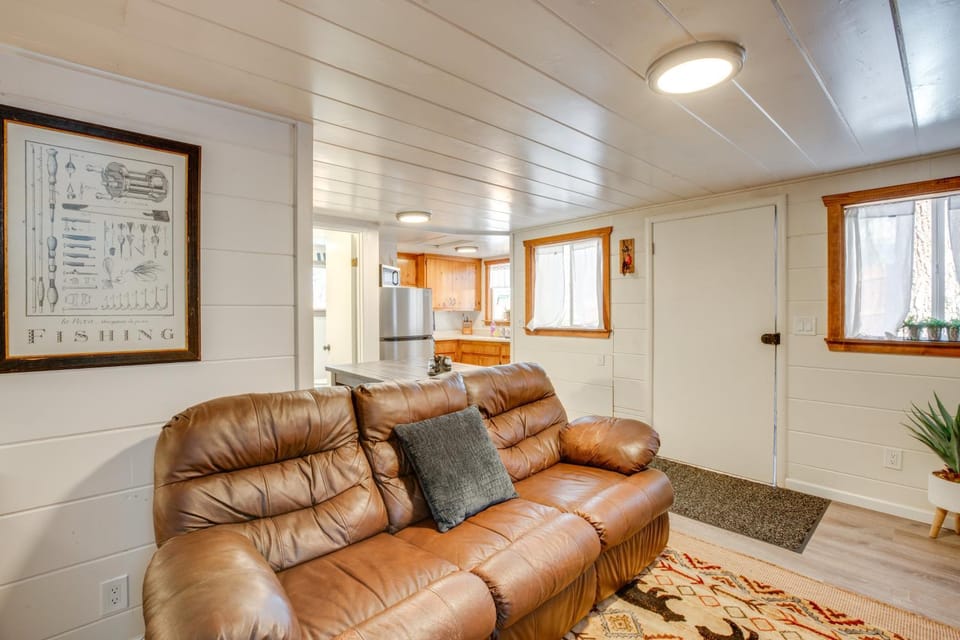 Walk to Beach: Dog-Friendly Cabin in Glenbrook! Cabin in Lincoln Park