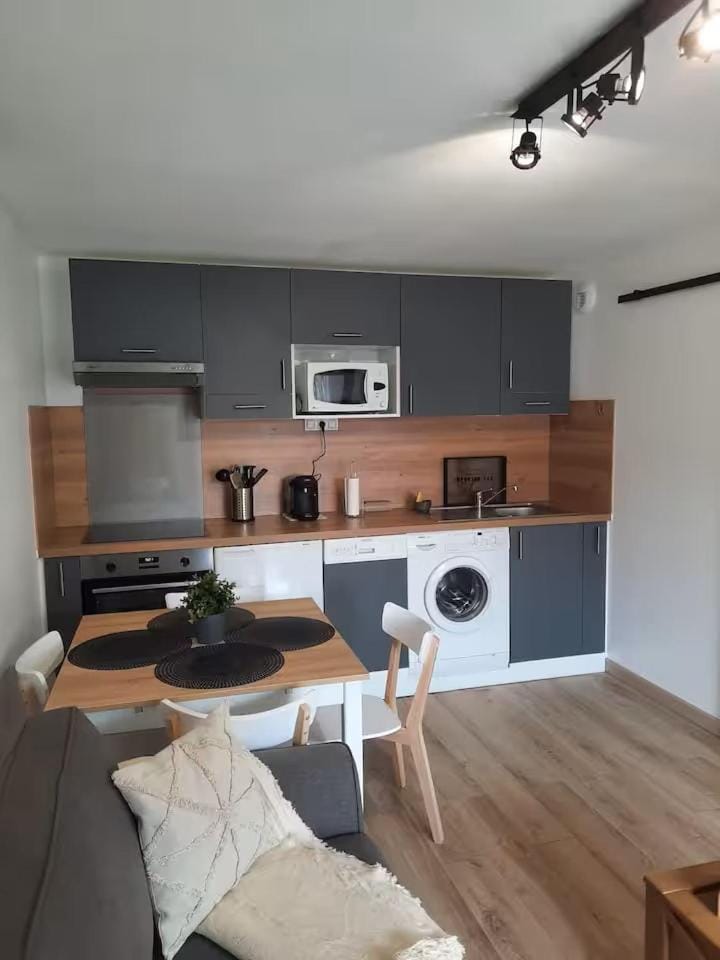 Kitchen or kitchenette, Dining area, oven, stove, toaster