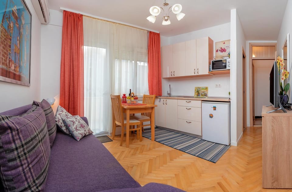 Kitchen or kitchenette, Seating area