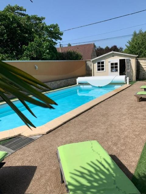 Swimming pool, sunbed