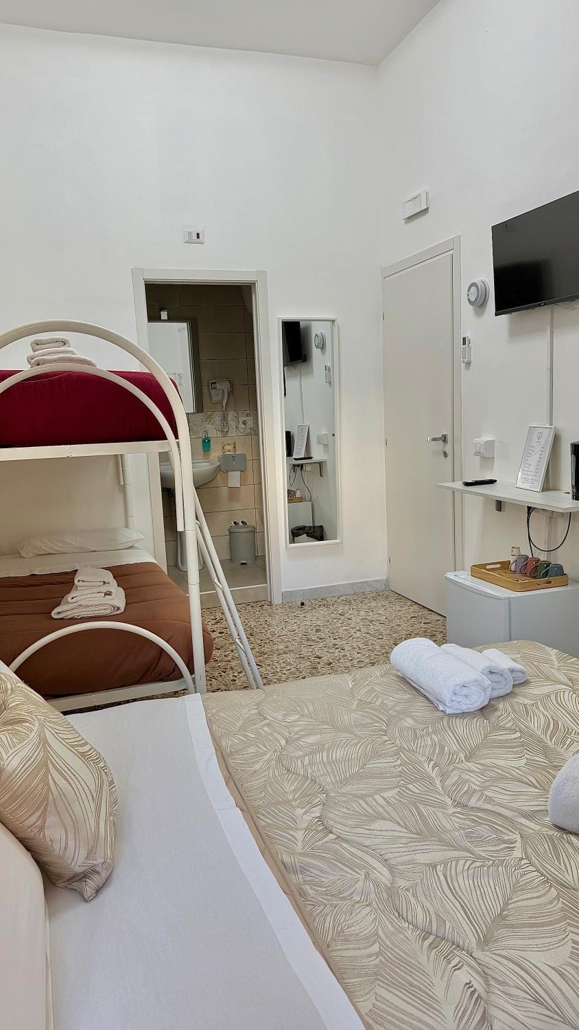 TV and multimedia, Photo of the whole room, Bedroom
