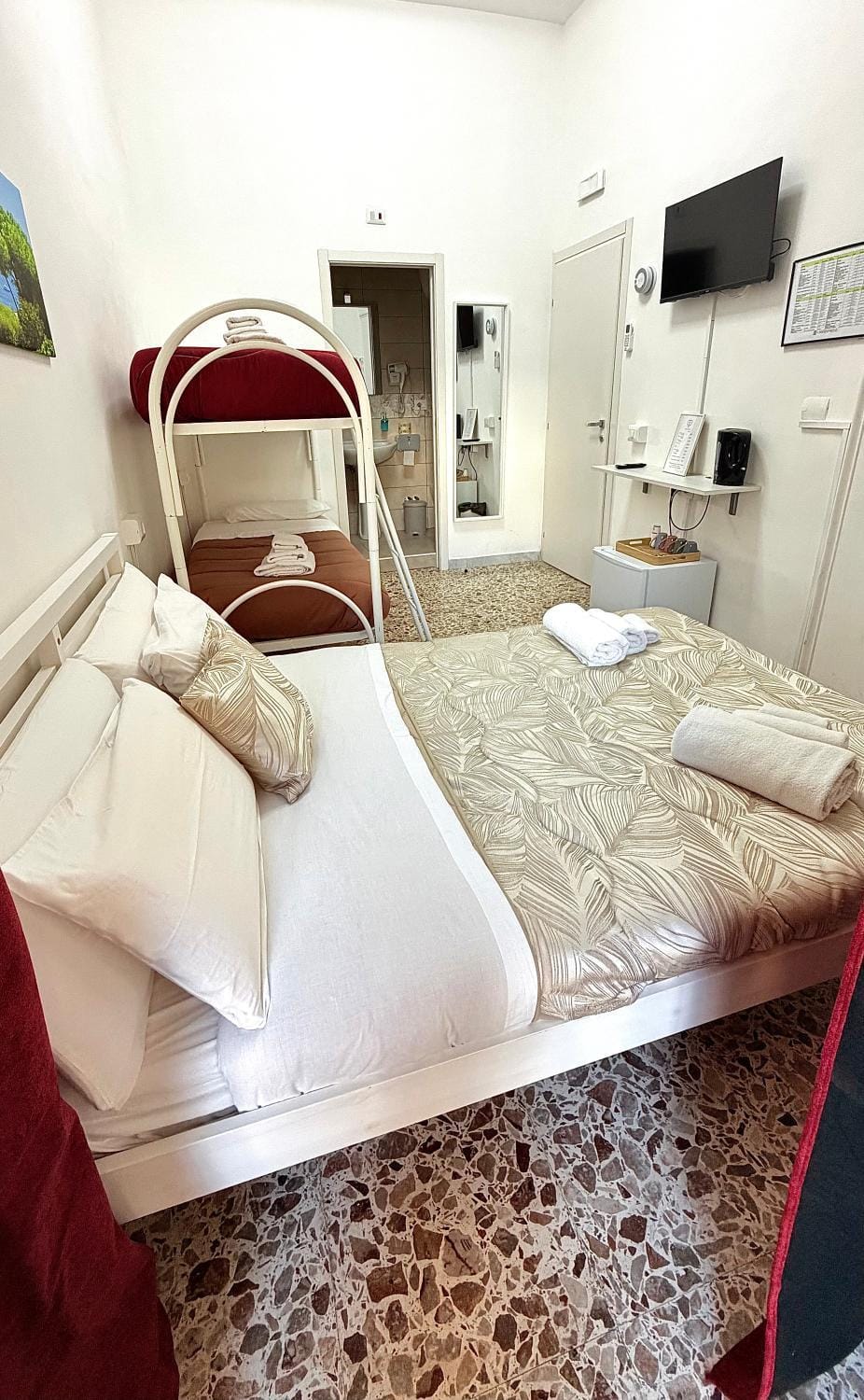 TV and multimedia, Photo of the whole room, Bedroom